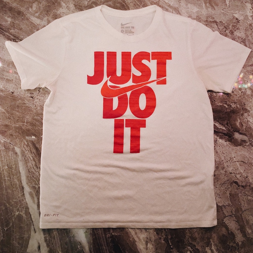 2 Nike shirts, 1 pair of Nike short - Picture 2 of 8